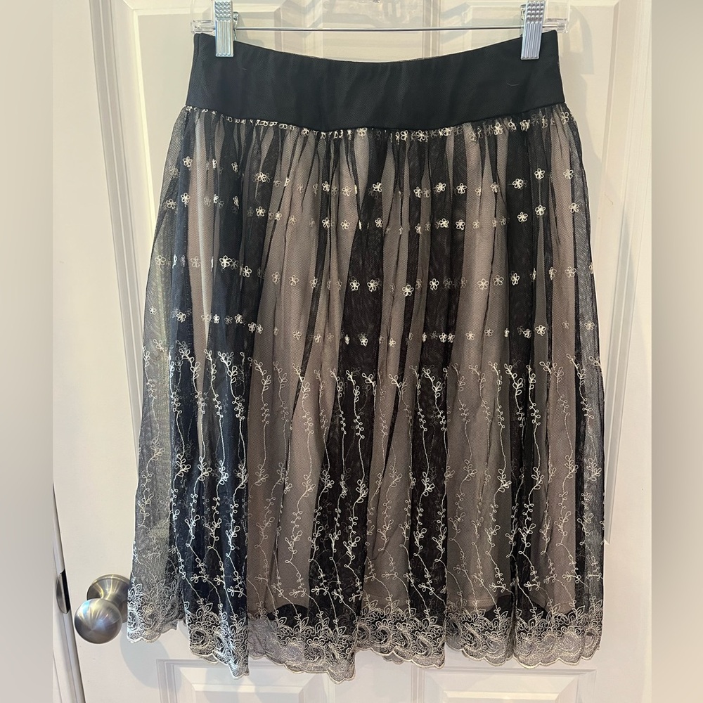 New York & Company Knee Length Skirt Size Small